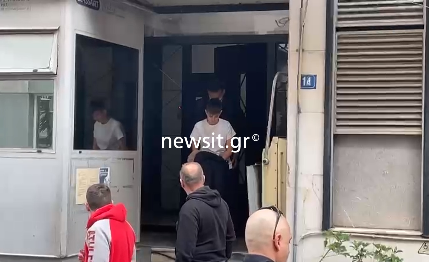 Συνελήφθη η Ειρήνη Μουρτζούκου – Η στιγμή που μεταφέρεται στο αυτόφωρο