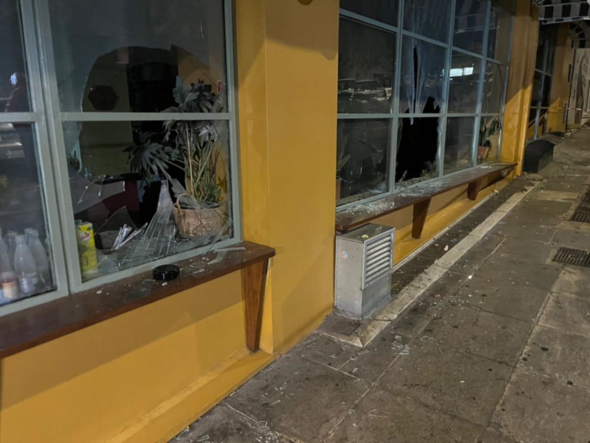 Νέα βίντεο από το καφέ που άρπαξε φωτιά από πυροτεχνήματα σε γλυκά στο Παγκράτι – «Παραλίγο να καούμε ζωντανοί»