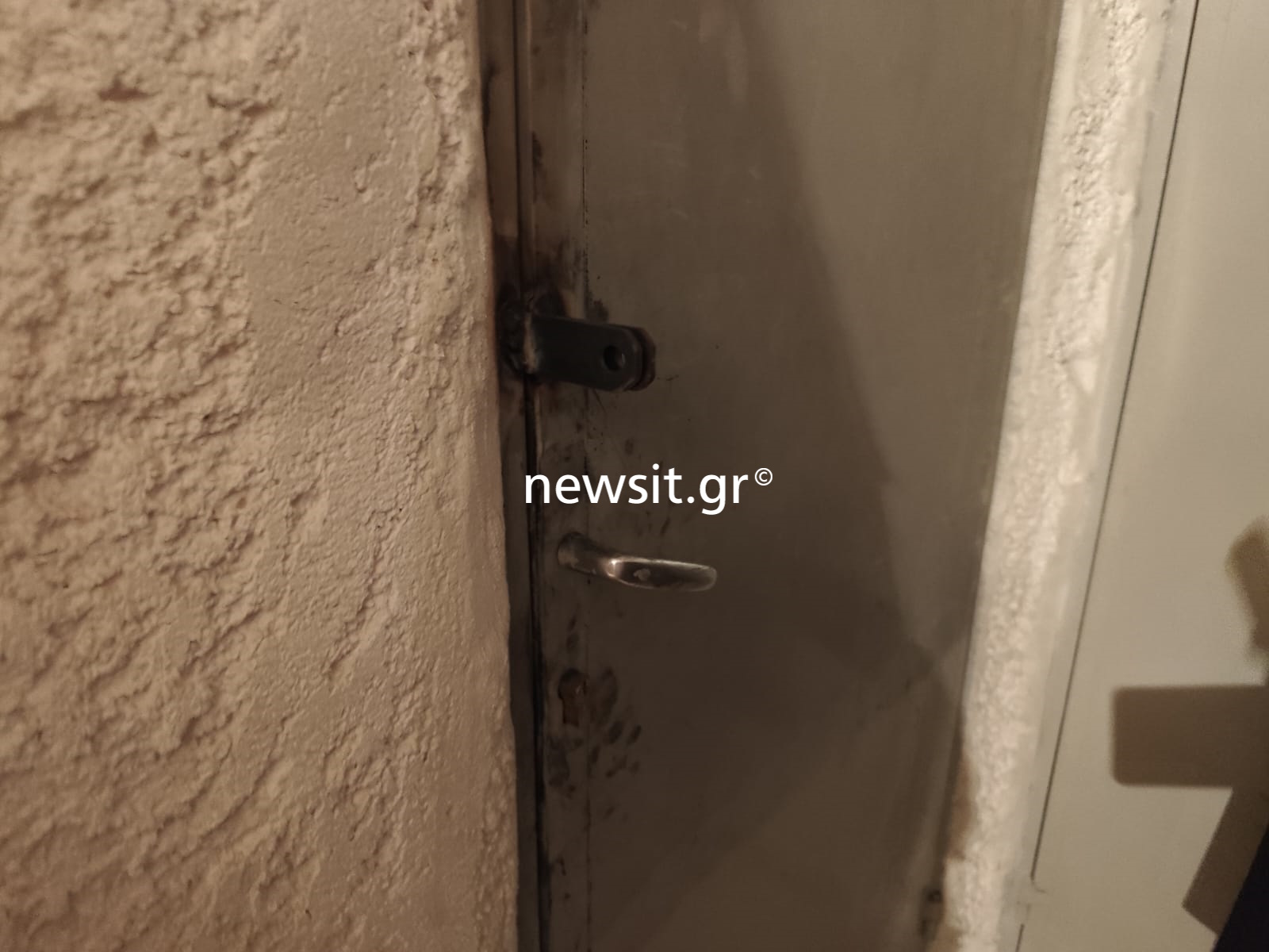 Άνοιξαν με πριόνι την κλειδαριά της αποθήκης στο Παγκράτι - Τρομοκρατημένοι οι ένοικοι της «στοιχειωμένης» γιάφκας 9 Άνοιξαν με πριόνι την κλειδαριά της αποθήκης στο Παγκράτι - Τρομοκρατημένοι οι ένοικοι της «στοιχειωμένης» γιάφκας
