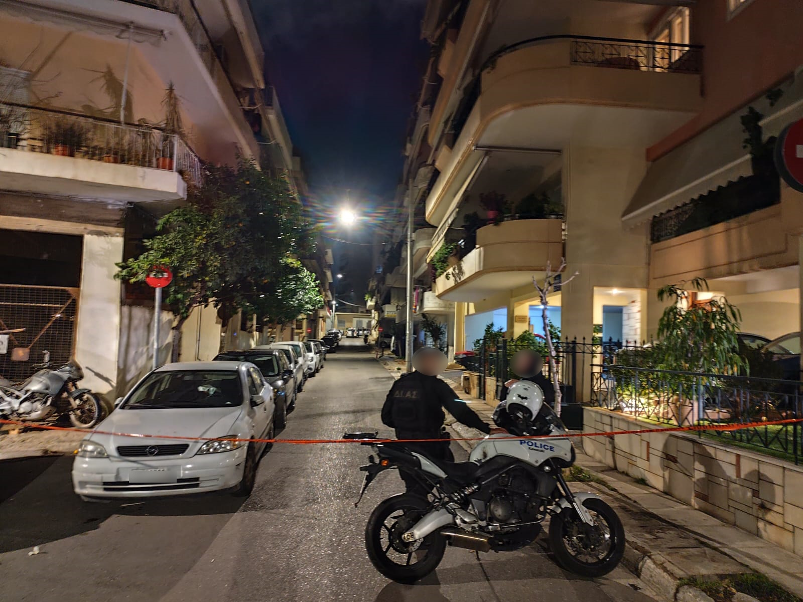 Εξέταση της Αντιτρομοκρατικής σε κατοικία στο Παγκράτι μετά από κλήση – Ανακαλύφθηκαν όπλα και εκρηκτικές ύλες 12 Εξέταση της Αντιτρομοκρατικής σε κατοικία στο Παγκράτι μετά από κλήση – Ανακαλύφθηκαν όπλα και εκρηκτικές ύλες