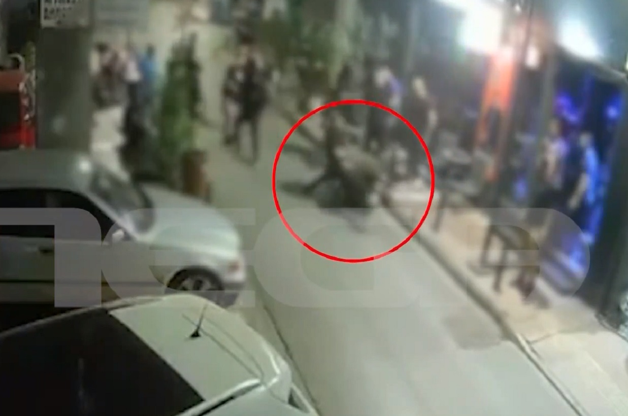 Άγριο επεισόδιο με πυροβολισμούς μεταξύ «νονών» της νύχτας έξω από μπαρ στον Πειραιά – Βίντεο ντοκουμέντο 1 Άγριο επεισόδιο με πυροβολισμούς μεταξύ «νονών» της νύχτας έξω από μπαρ στον Πειραιά – Βίντεο ντοκουμέντο