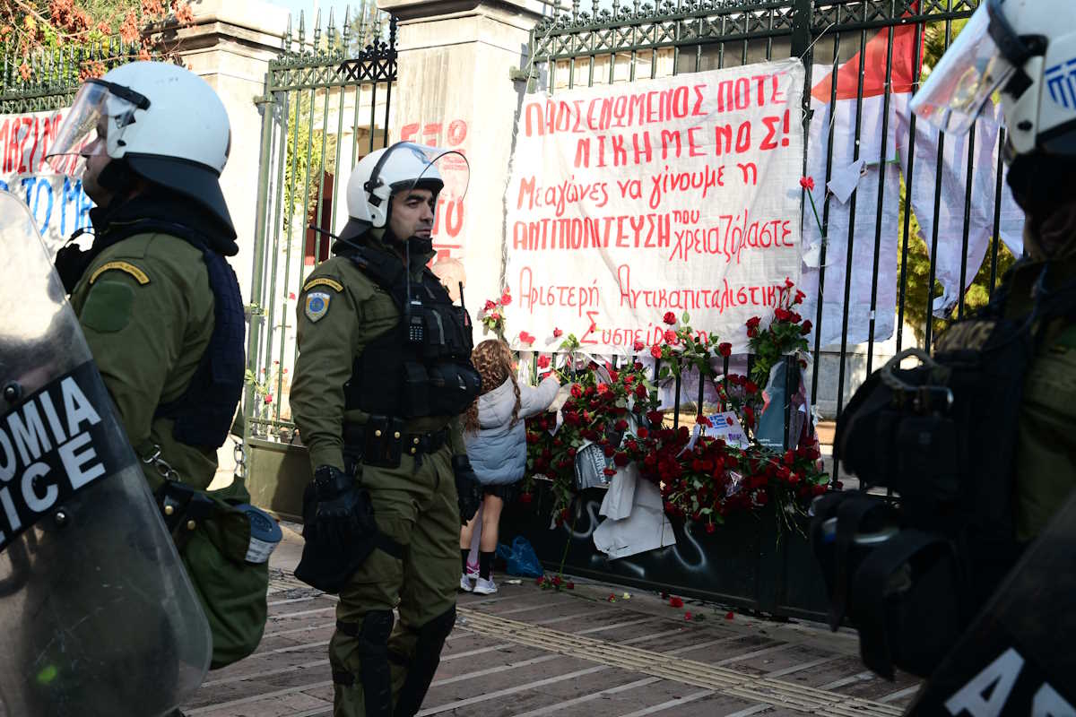 Η εκτεταμένη και ειρηνική διαδήλωση στην Αθήνα για την 51η επέτειο της εξέγερσης του Πολυτεχνείου 27 Η εκτεταμένη και ειρηνική διαδήλωση στην Αθήνα για την 51η επέτειο της εξέγερσης του Πολυτεχνείου