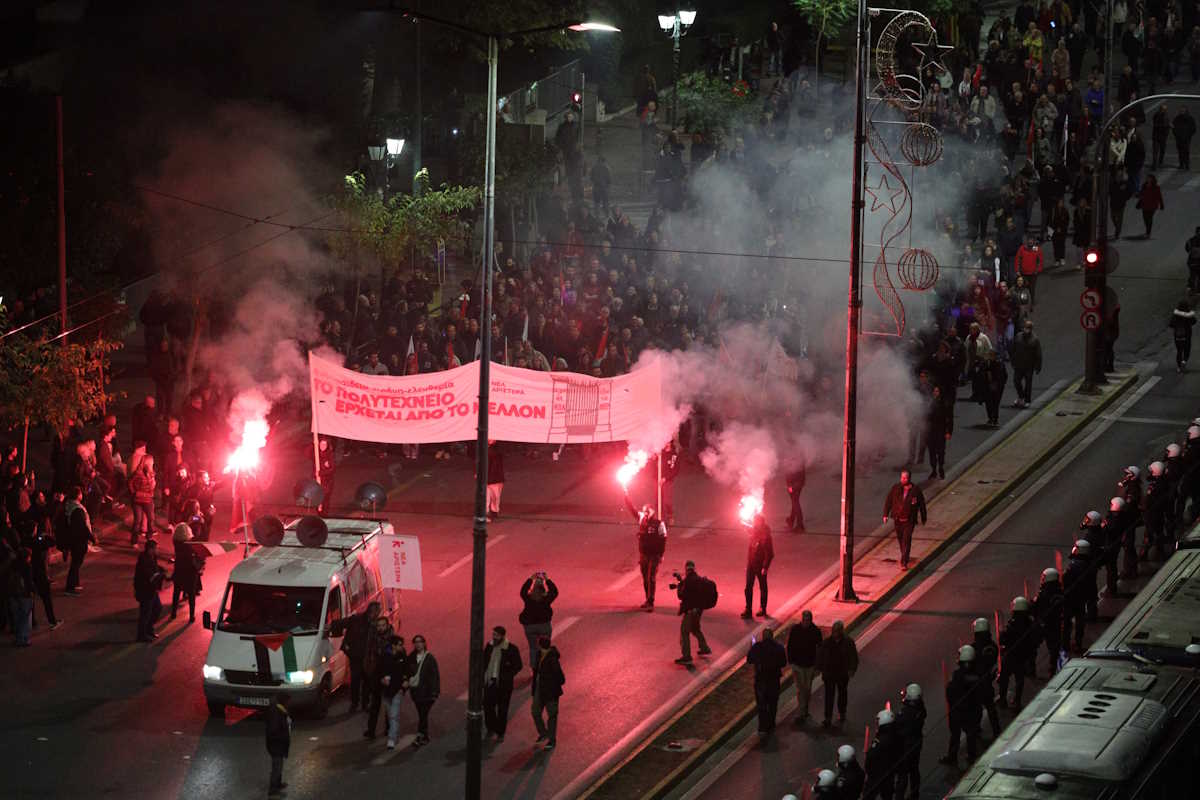 Η εκτεταμένη και ειρηνική διαδήλωση στην Αθήνα για την 51η επέτειο της εξέγερσης του Πολυτεχνείου