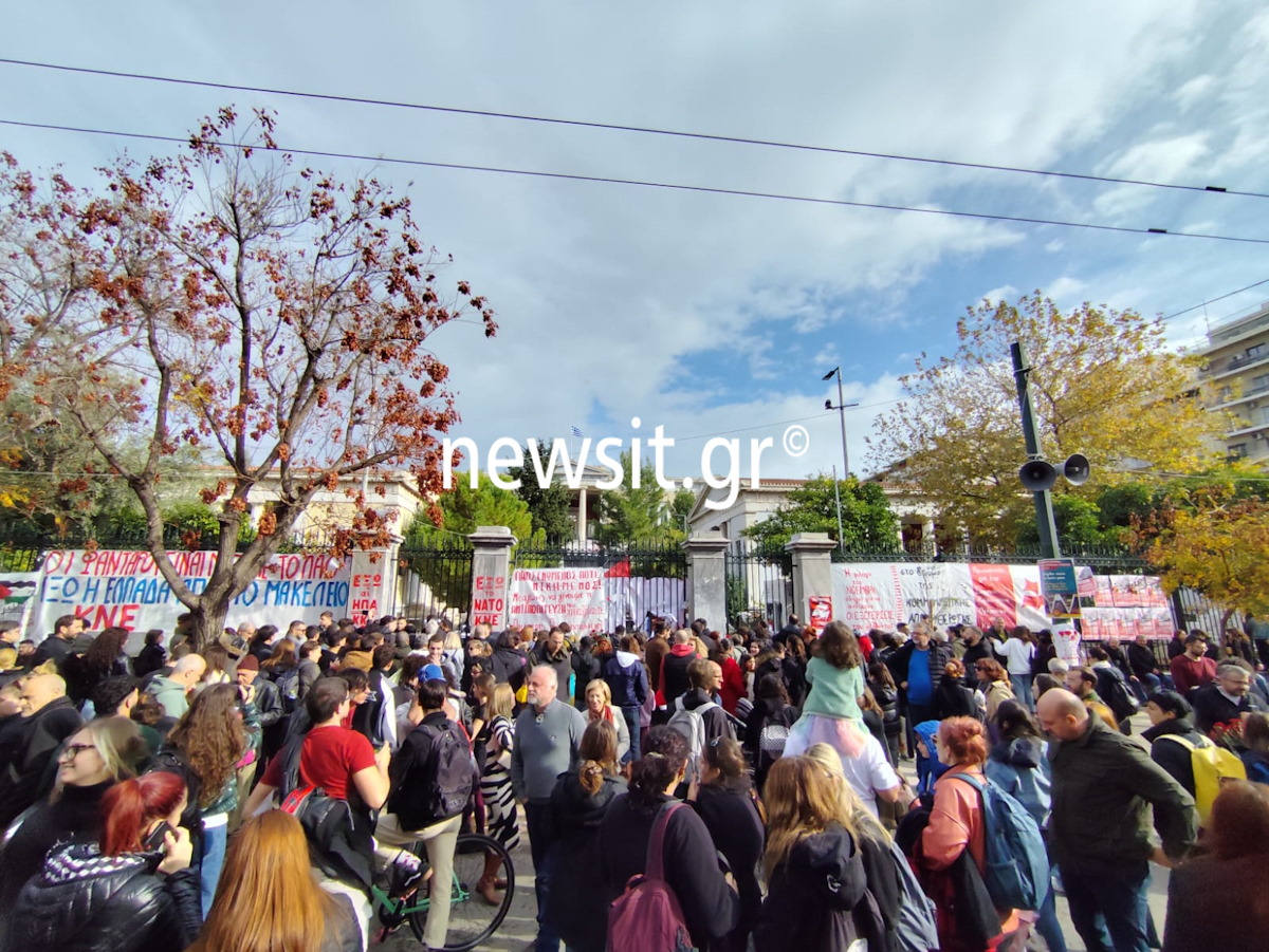 Η εκτεταμένη και ειρηνική διαδήλωση στην Αθήνα για την 51η επέτειο της εξέγερσης του Πολυτεχνείου 25 Η εκτεταμένη και ειρηνική διαδήλωση στην Αθήνα για την 51η επέτειο της εξέγερσης του Πολυτεχνείου