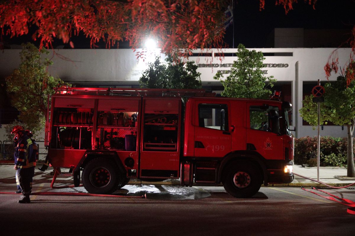 Πυρκαγιά σε εγκατάσταση ανακύκλωσης αυτοκινήτων στο Κορωπί – Συμμετέχουν 30 πυροσβέστες