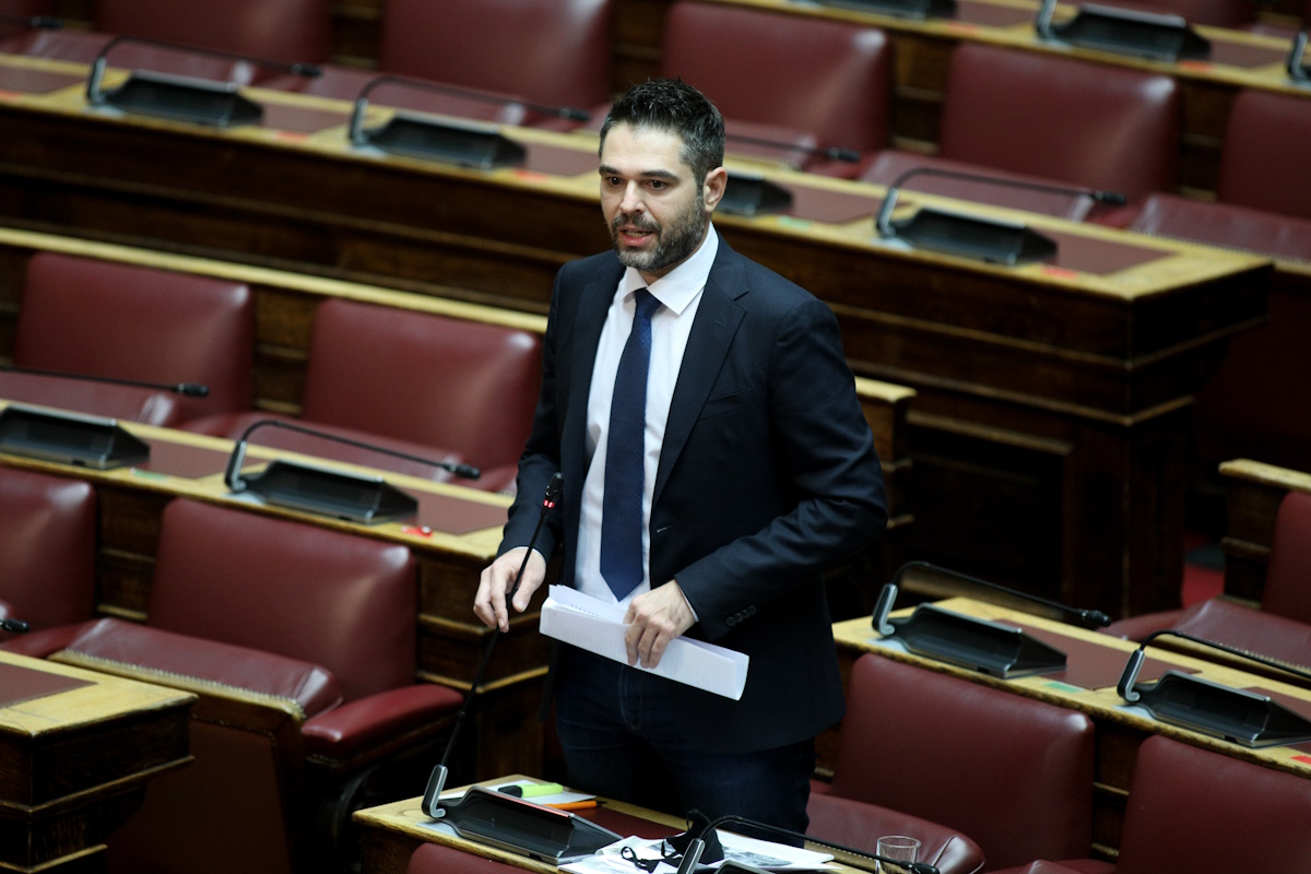 Αποχώρησε ο Γιάννης Σαρακιώτης – Στους 28 βουλευτές τώρα ο ΣΥΡΙΖΑ