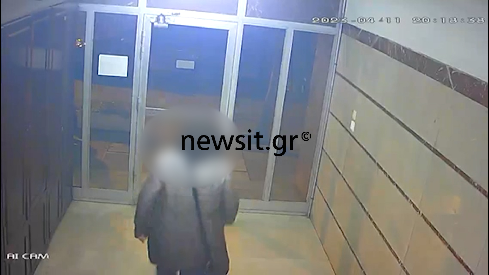 Θεσσαλονίκη: Βίντεο ντοκουμέντο με 53χρονη stalker που είχε γίνει η «σκιά» ραδιοφωνικής παραγωγού – Της έστελνε γλυκά, λουλούδια και κοσμήματα