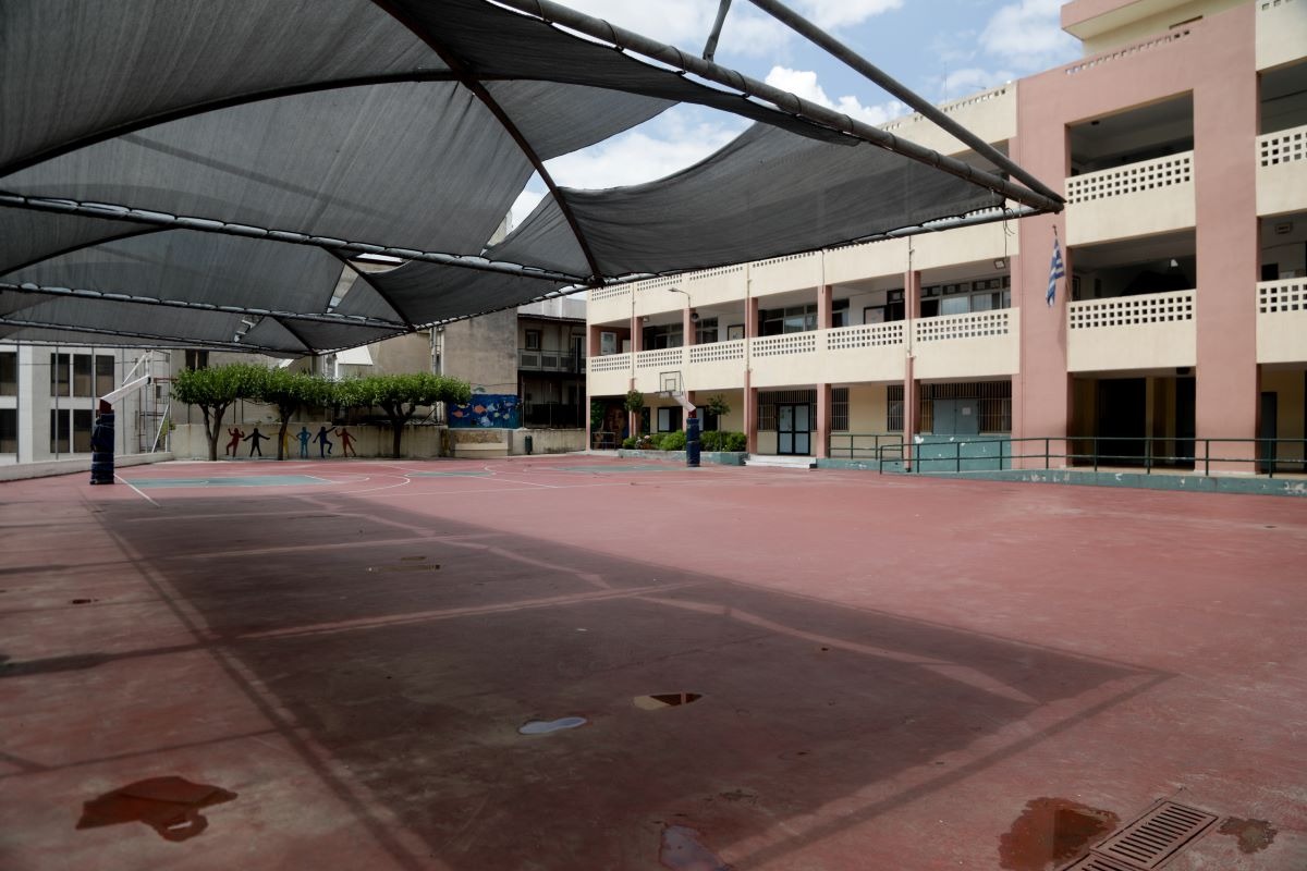 Νέο περιστατικό bullying: Εγκλώβισαν σε φρεάτιο 12χρονο συμμαθητή τους – Του είπαν ότι είχε πέσει ένα 5ευρω