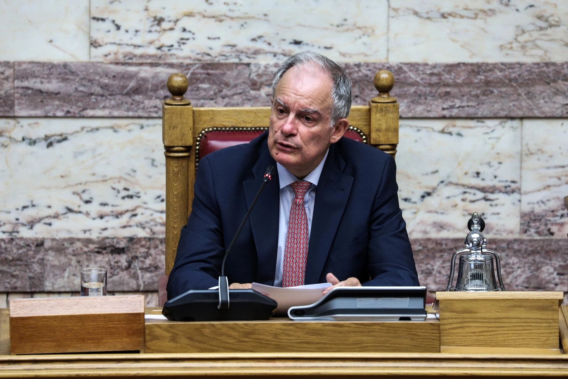 Ο Πρόεδρος της Βουλής ανακοίνωσε επίσημα τις ανεξαρτητοποιήσεις 4 βουλευτών του ΣΥΡΙΖΑ – Γιατί παραμένει ο ΣΥΡΙΖΑ αξιωματική αντιπολίτευση