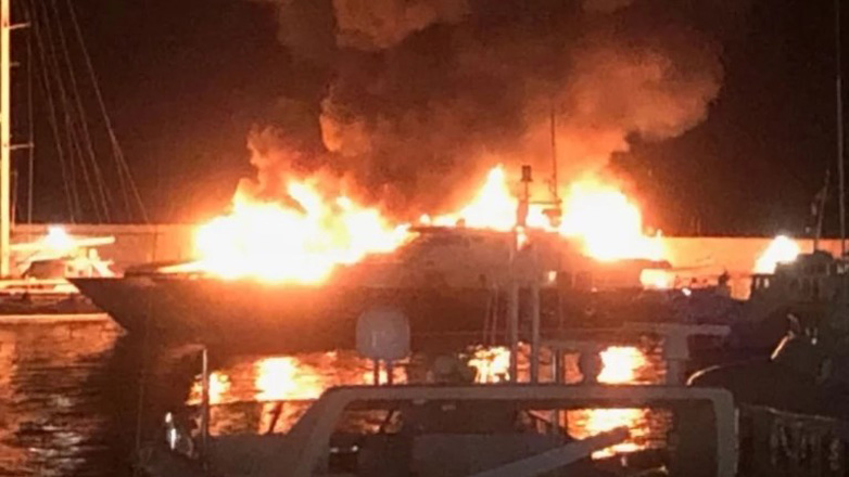 Χαλκιδική: Στις φλόγες δυο θαλαμηγοί στη μαρίνα του Πόρτο Καράς