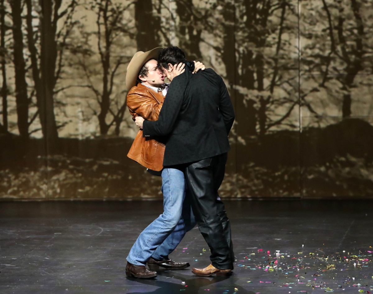 Brokeback Mountain: Πλήθος κόσμου στην επίσημη πρεμιέρα της παράστασης – Τα φιλιά στο στόμα του Μιχαήλ Ταμπακάκη με τον συμπρωταγωνιστή του