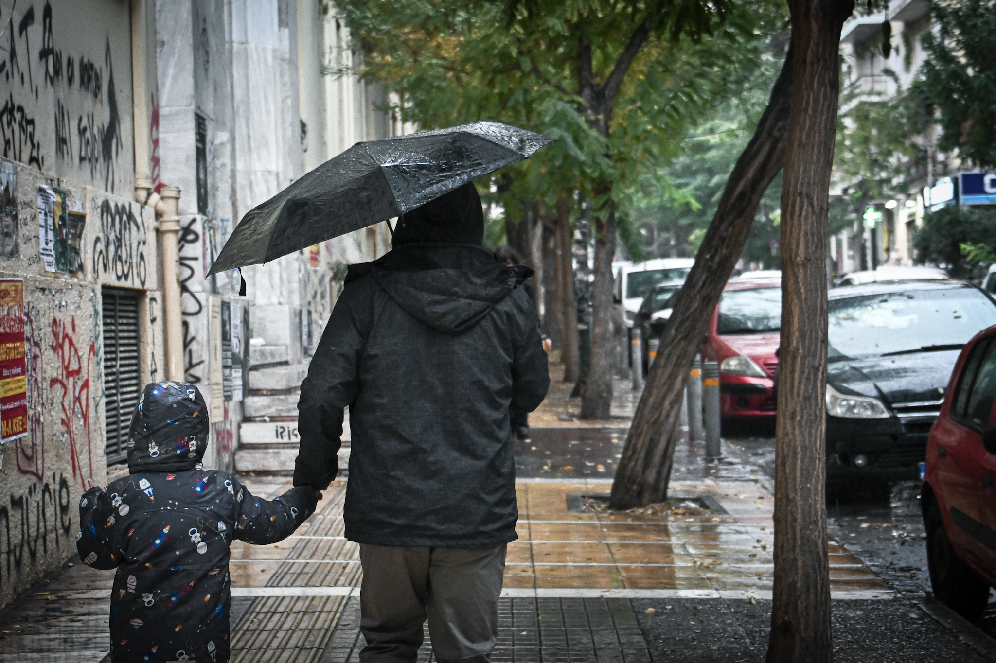 Ο καιρός τύπου «Π» φέρνει βροχές, καταιγίδες και χιόνια στα βουνά – Σε υψηλά επίπεδα η θερμοκρασία