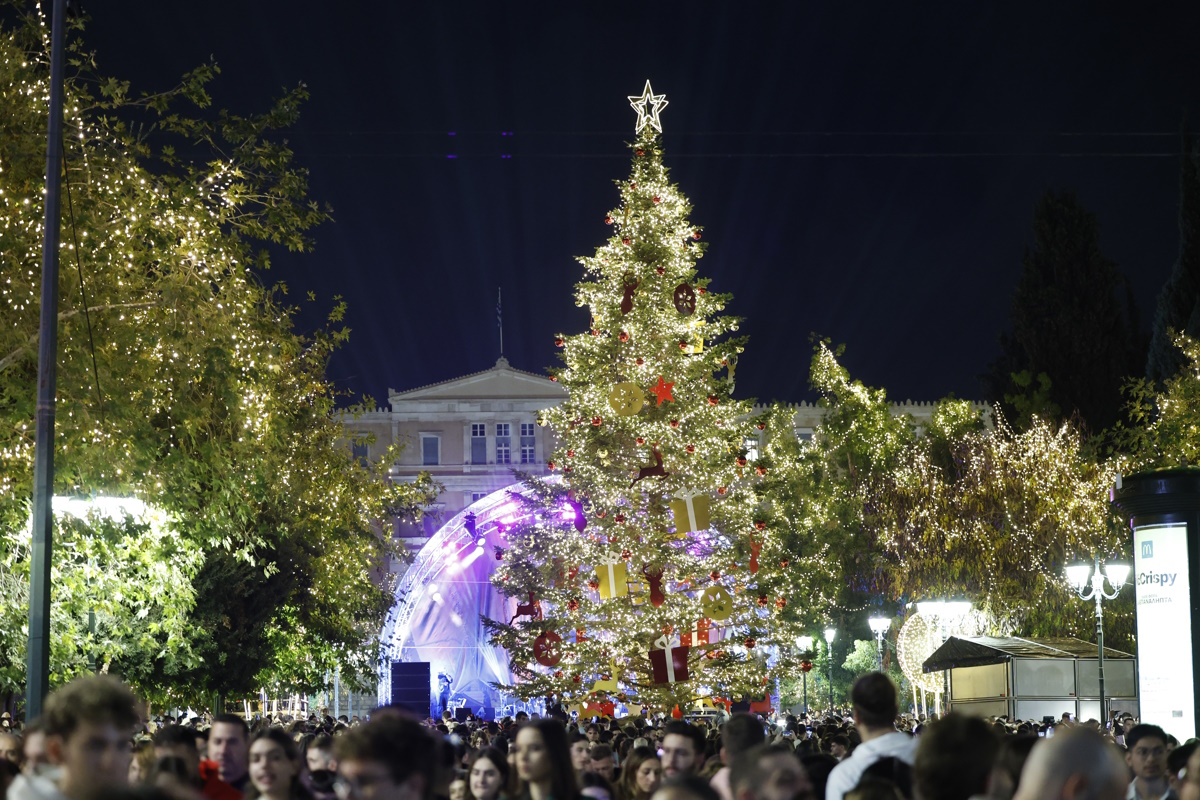 Διακοσμήθηκε το δέντρο των Χριστουγέννων στο Σύνταγμα: Την Πέμπτη η φωταγώγηση του