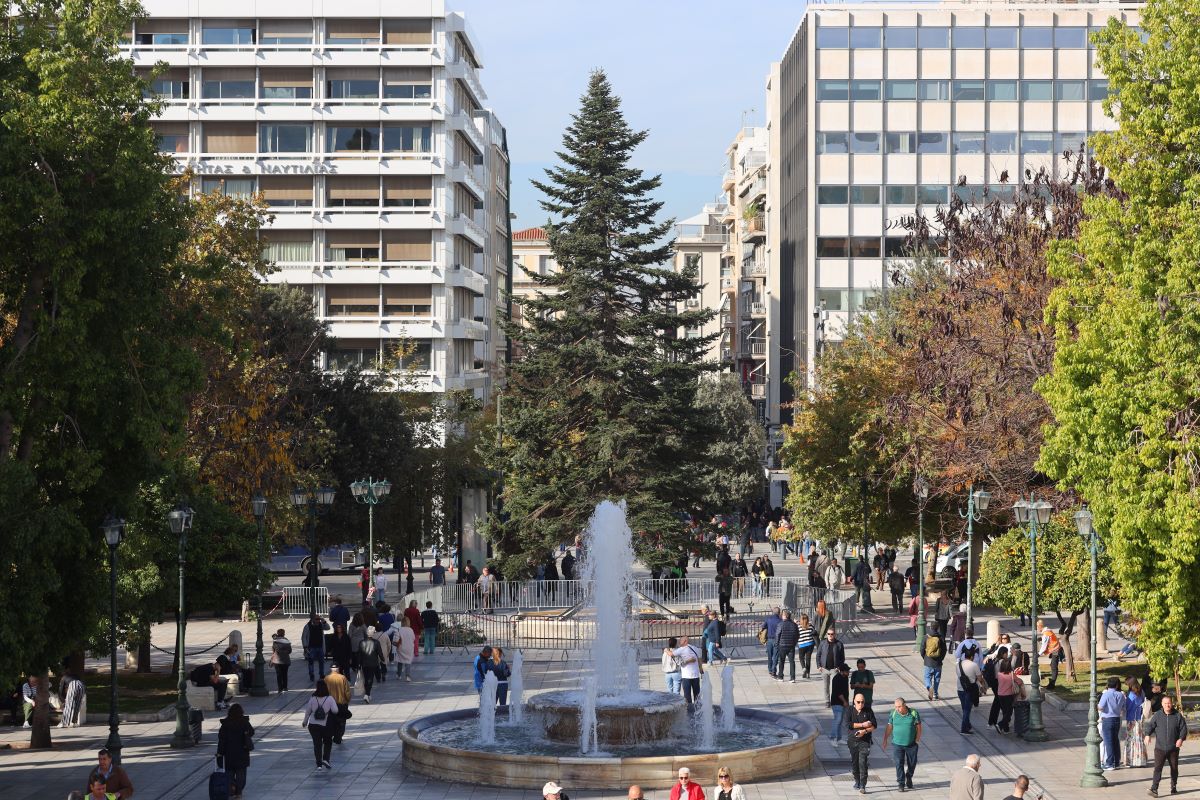 Το χριστουγεννιάτικο δέντρο τοποθετήθηκε στο Σύνταγμα