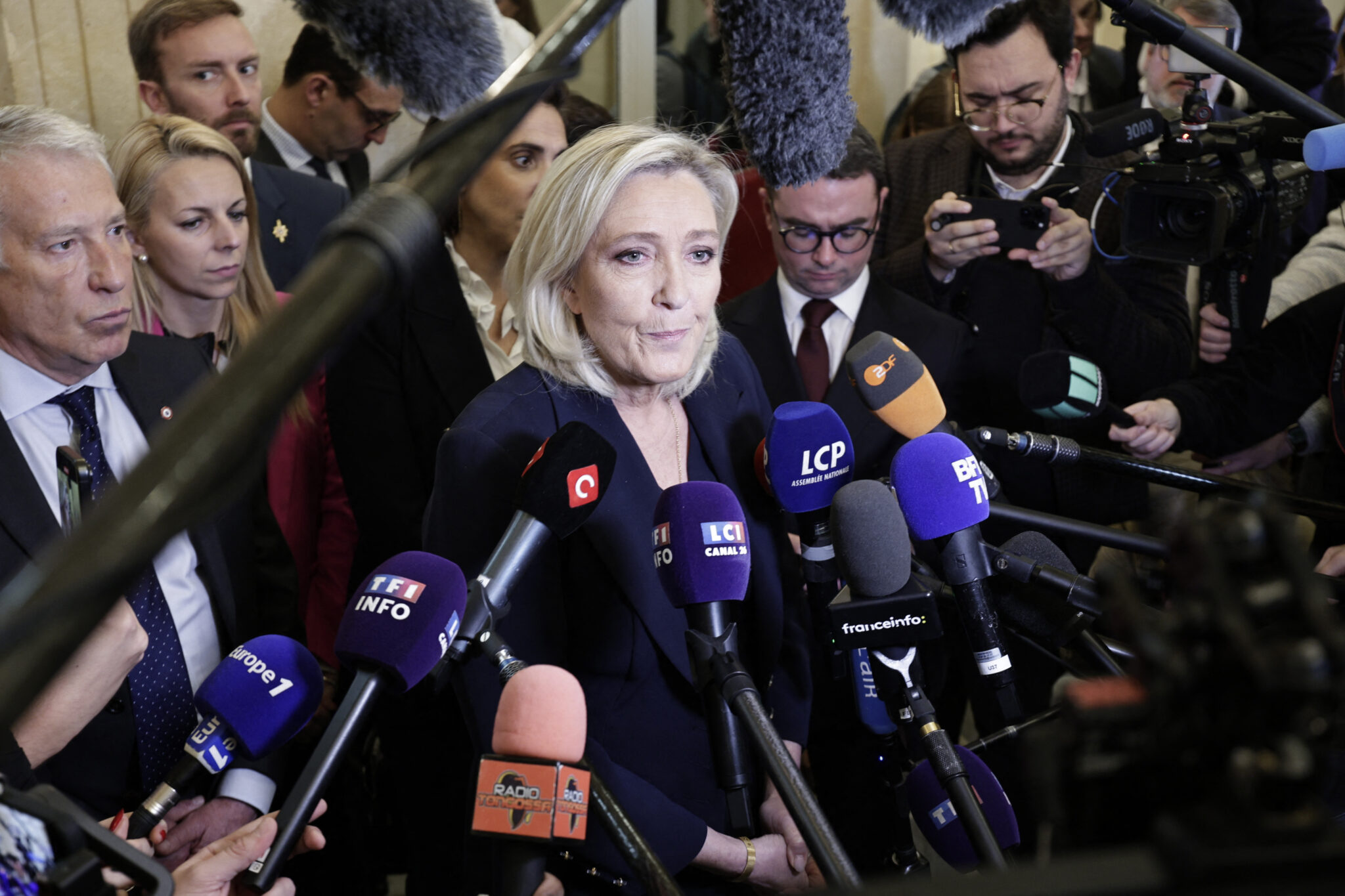 Αναπόφευκτη η κατάρρευση της κυβέρνησης Μπαρνιέ – Φόβοι για «πυροδότηση» οικονομικής κρίσης στη δεύτερη μεγαλύτερη οικονομία της Ευρώπης