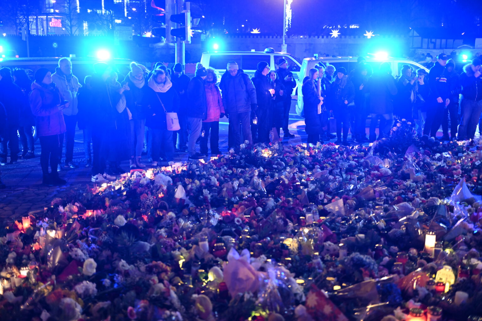 Μαγδεμβούργο: Ο Στάινμαϊερ καλεί τους Γερμανούς να μείνουν ενωμένοι – Ανθρώπινη αλυσίδα κατά του μίσους, συγκέντρωση του AfD 6 Μαγδεμβούργο: Ο Στάινμαϊερ καλεί τους Γερμανούς να μείνουν ενωμένοι – Ανθρώπινη αλυσίδα κατά του μίσους, συγκέντρωση του AfD