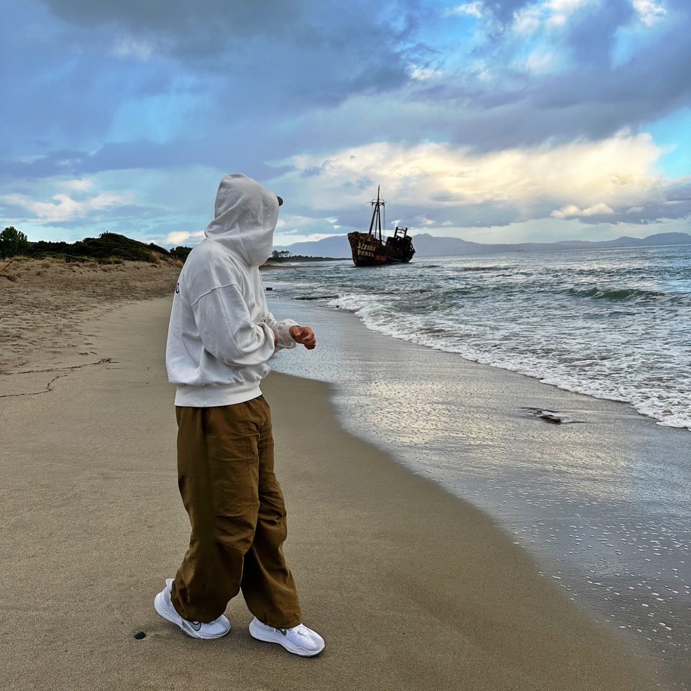 Αθηνά Οικονομάκου: Ο ρομαντικός περίπατος στην παραλία με τον Μπρούνο Τσερέλα – Εικόνες