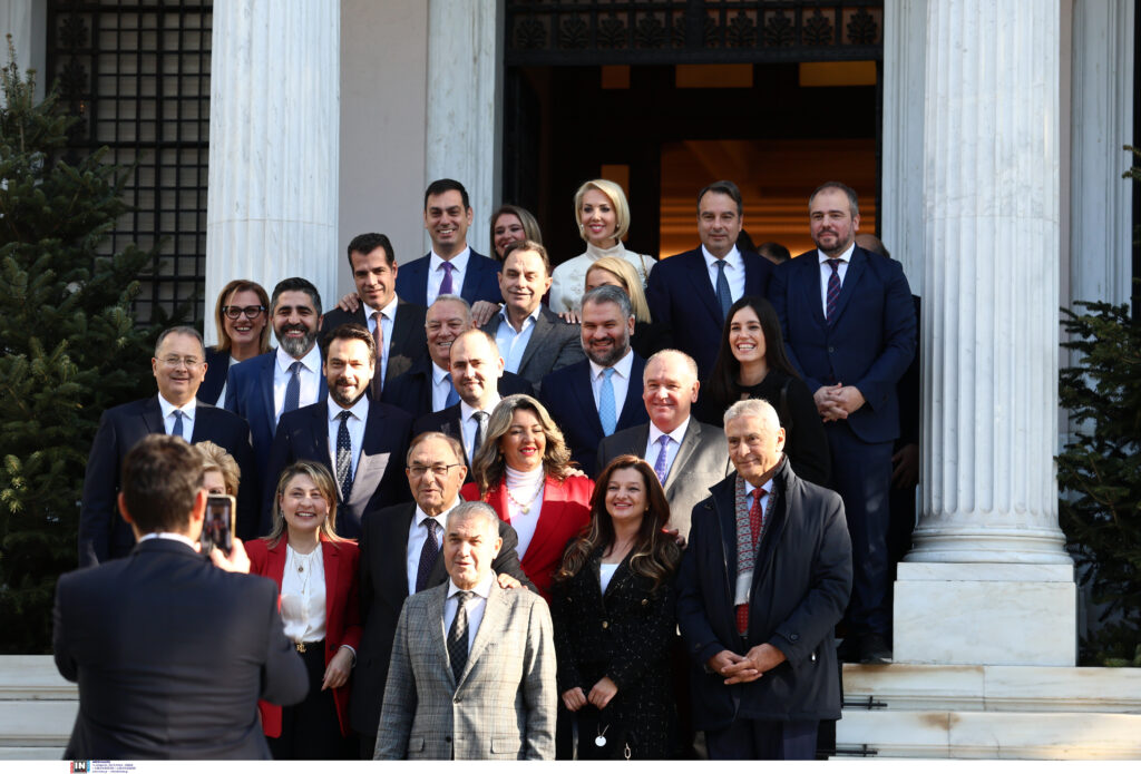 Συνάντηση Μητσοτάκη με βουλευτές της ΝΔ: Ευχές, λήψεις, τσικουδιές και πολιτικά μηνύματα (φωτογραφίες) 24 Συνάντηση Μητσοτάκη με βουλευτές της ΝΔ: Ευχές, λήψεις, τσικουδιές και πολιτικά μηνύματα (φωτογραφίες)