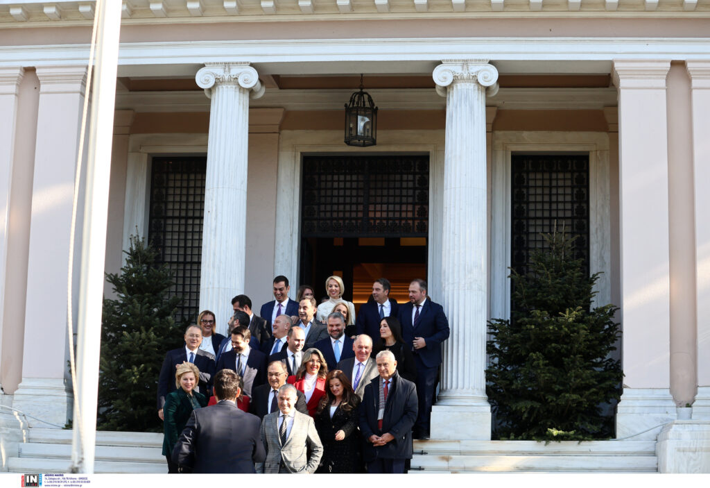 Συνάντηση Μητσοτάκη με βουλευτές της ΝΔ: Ευχές, λήψεις, τσικουδιές και πολιτικά μηνύματα (φωτογραφίες) 26 Συνάντηση Μητσοτάκη με βουλευτές της ΝΔ: Ευχές, λήψεις, τσικουδιές και πολιτικά μηνύματα (φωτογραφίες)