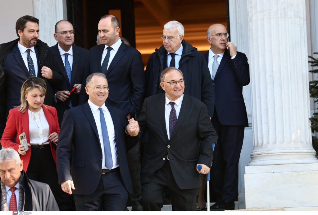 Συνάντηση Μητσοτάκη με βουλευτές της ΝΔ: Ευχές, λήψεις, τσικουδιές και πολιτικά μηνύματα (φωτογραφίες) 27 Συνάντηση Μητσοτάκη με βουλευτές της ΝΔ: Ευχές, λήψεις, τσικουδιές και πολιτικά μηνύματα (φωτογραφίες)