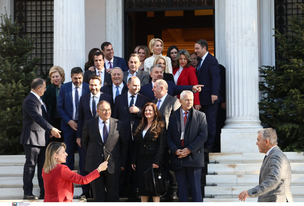 Συνάντηση Μητσοτάκη με βουλευτές της ΝΔ: Ευχές, λήψεις, τσικουδιές και πολιτικά μηνύματα (φωτογραφίες) 25 Συνάντηση Μητσοτάκη με βουλευτές της ΝΔ: Ευχές, λήψεις, τσικουδιές και πολιτικά μηνύματα (φωτογραφίες)