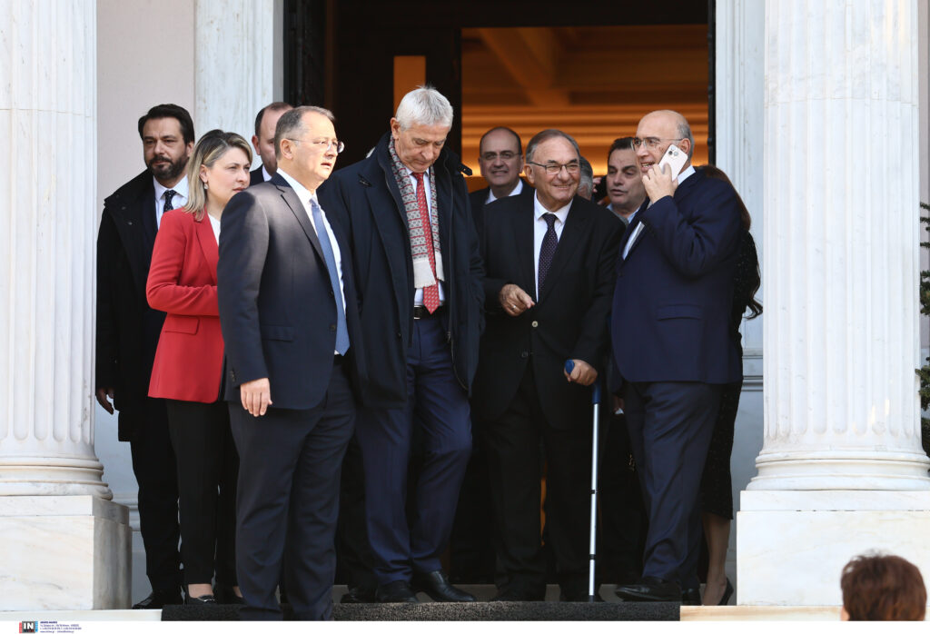 Συνάντηση Μητσοτάκη με βουλευτές της ΝΔ: Ευχές, λήψεις, τσικουδιές και πολιτικά μηνύματα (φωτογραφίες) 28 Συνάντηση Μητσοτάκη με βουλευτές της ΝΔ: Ευχές, λήψεις, τσικουδιές και πολιτικά μηνύματα (φωτογραφίες)