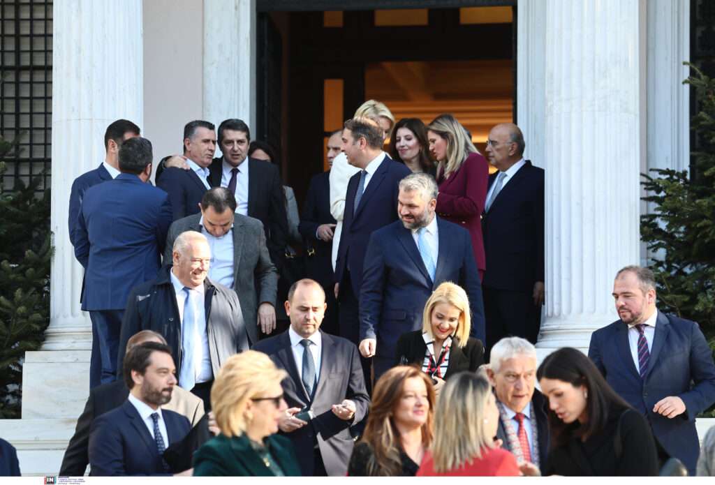 Συνάντηση Μητσοτάκη με βουλευτές της ΝΔ: Ευχές, λήψεις, τσικουδιές και πολιτικά μηνύματα (φωτογραφίες) 30 Συνάντηση Μητσοτάκη με βουλευτές της ΝΔ: Ευχές, λήψεις, τσικουδιές και πολιτικά μηνύματα (φωτογραφίες)