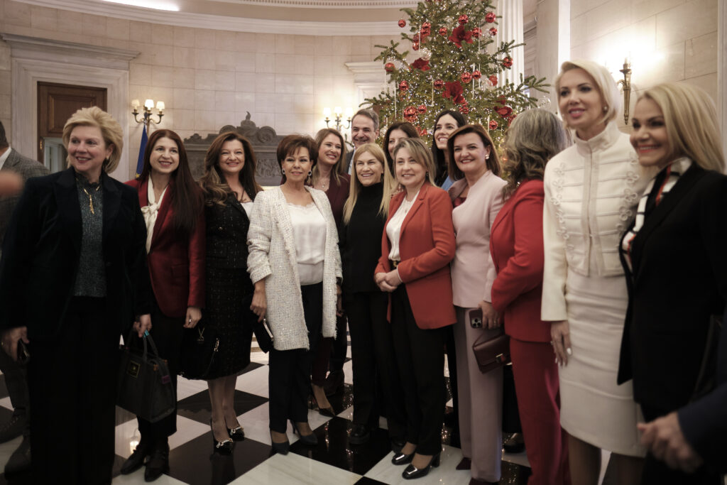 Συνάντηση Μητσοτάκη με βουλευτές της ΝΔ: Ευχές, λήψεις, τσικουδιές και πολιτικά μηνύματα (φωτογραφίες) 29 Συνάντηση Μητσοτάκη με βουλευτές της ΝΔ: Ευχές, λήψεις, τσικουδιές και πολιτικά μηνύματα (φωτογραφίες)