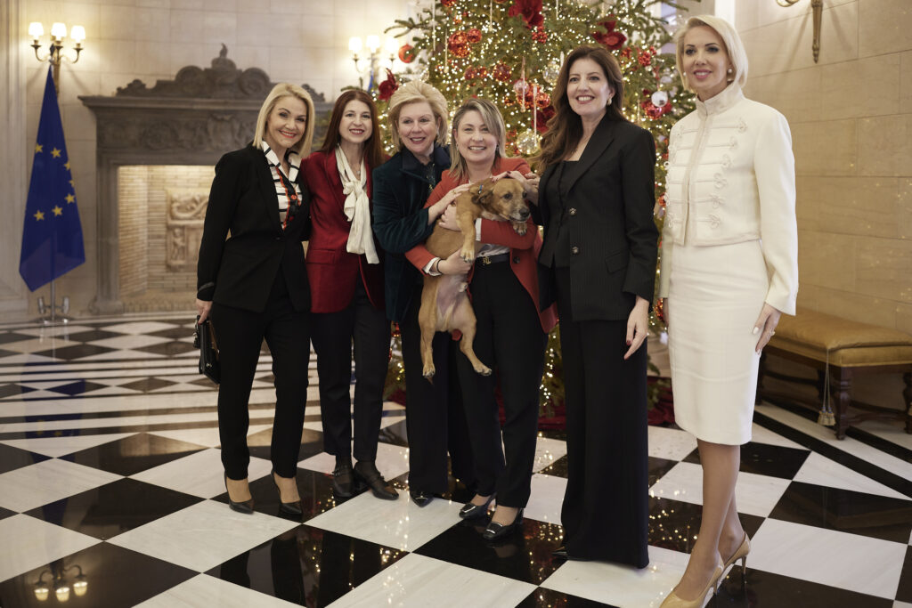 Συνάντηση Μητσοτάκη με βουλευτές της ΝΔ: Ευχές, λήψεις, τσικουδιές και πολιτικά μηνύματα (φωτογραφίες) 32 Συνάντηση Μητσοτάκη με βουλευτές της ΝΔ: Ευχές, λήψεις, τσικουδιές και πολιτικά μηνύματα (φωτογραφίες)