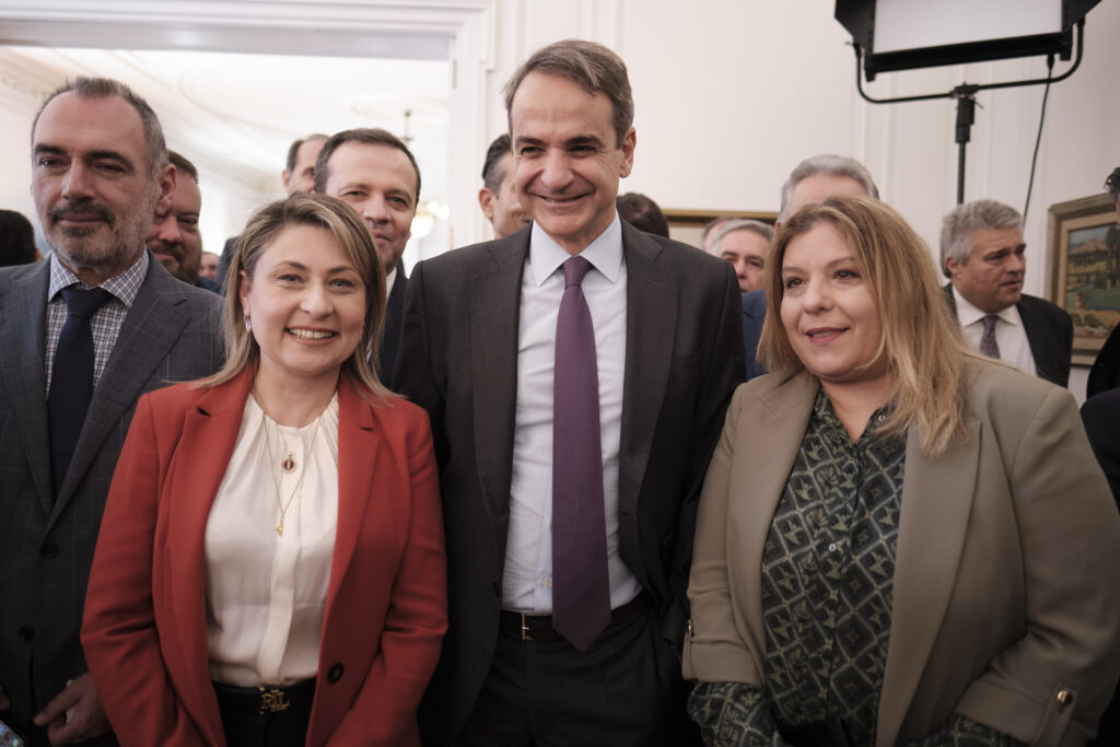 Συνάντηση Μητσοτάκη με βουλευτές της ΝΔ: Ευχές, λήψεις, τσικουδιές και πολιτικά μηνύματα (φωτογραφίες) 35 Συνάντηση Μητσοτάκη με βουλευτές της ΝΔ: Ευχές, λήψεις, τσικουδιές και πολιτικά μηνύματα (φωτογραφίες)