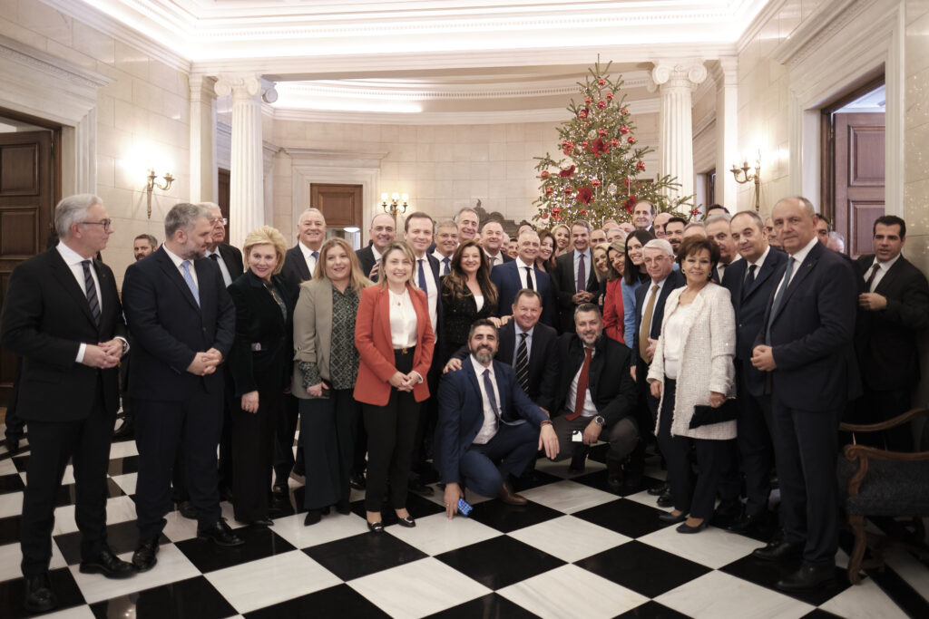 Συνάντηση Μητσοτάκη με βουλευτές της ΝΔ: Ευχές, λήψεις, τσικουδιές και πολιτικά μηνύματα (φωτογραφίες) 34 Συνάντηση Μητσοτάκη με βουλευτές της ΝΔ: Ευχές, λήψεις, τσικουδιές και πολιτικά μηνύματα (φωτογραφίες)