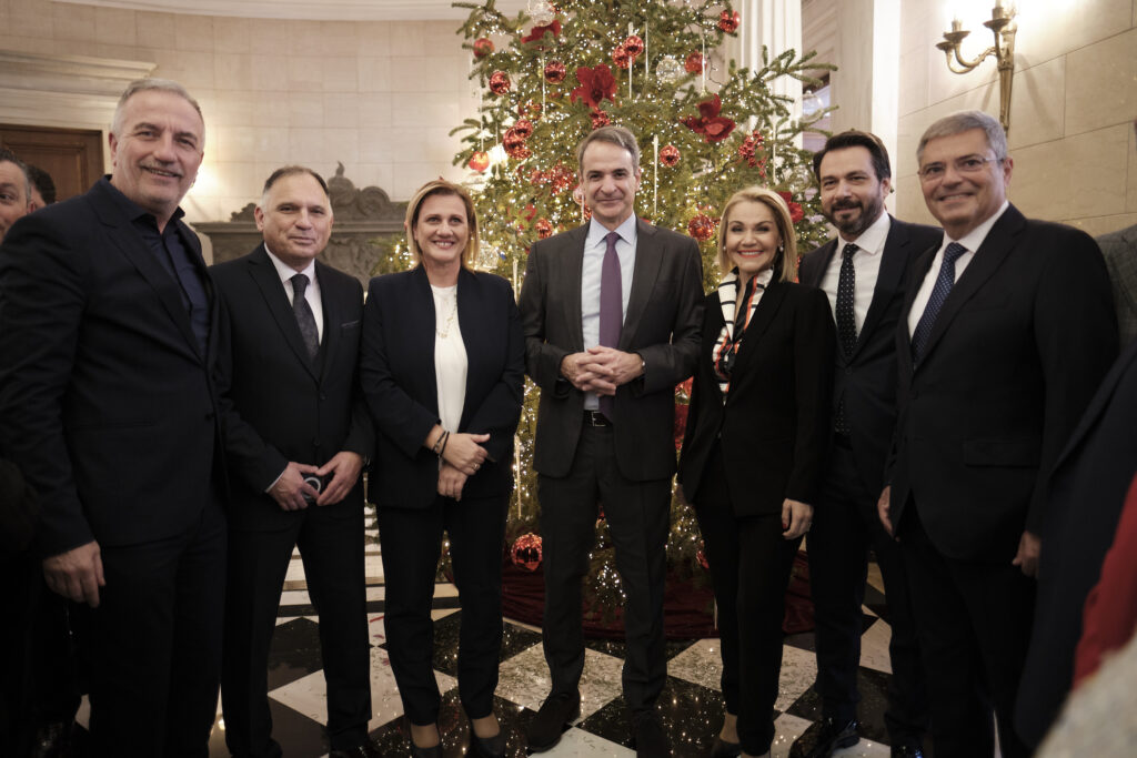 Συνάντηση Μητσοτάκη με βουλευτές της ΝΔ: Ευχές, λήψεις, τσικουδιές και πολιτικά μηνύματα (φωτογραφίες) 36 Συνάντηση Μητσοτάκη με βουλευτές της ΝΔ: Ευχές, λήψεις, τσικουδιές και πολιτικά μηνύματα (φωτογραφίες)