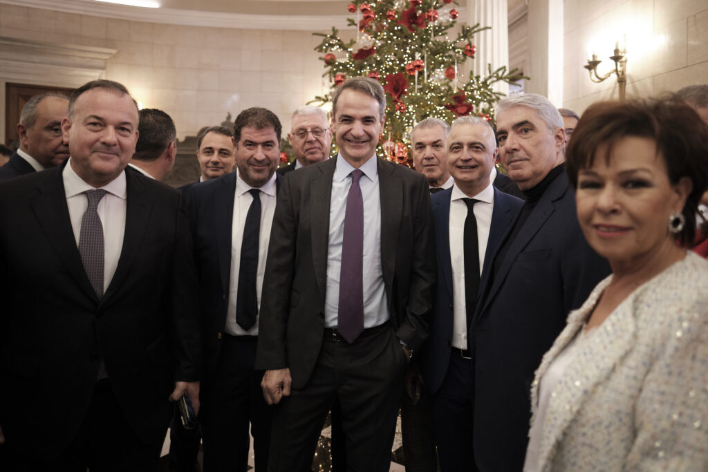 Συνάντηση Μητσοτάκη με βουλευτές της ΝΔ: Ευχές, λήψεις, τσικουδιές και πολιτικά μηνύματα (φωτογραφίες) 37 Συνάντηση Μητσοτάκη με βουλευτές της ΝΔ: Ευχές, λήψεις, τσικουδιές και πολιτικά μηνύματα (φωτογραφίες)