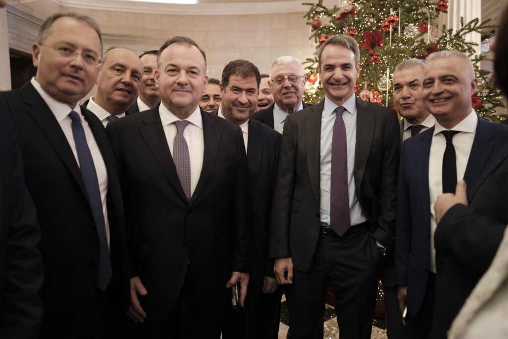 Συνάντηση Μητσοτάκη με βουλευτές της ΝΔ: Ευχές, λήψεις, τσικουδιές και πολιτικά μηνύματα (φωτογραφίες) 38 Συνάντηση Μητσοτάκη με βουλευτές της ΝΔ: Ευχές, λήψεις, τσικουδιές και πολιτικά μηνύματα (φωτογραφίες)