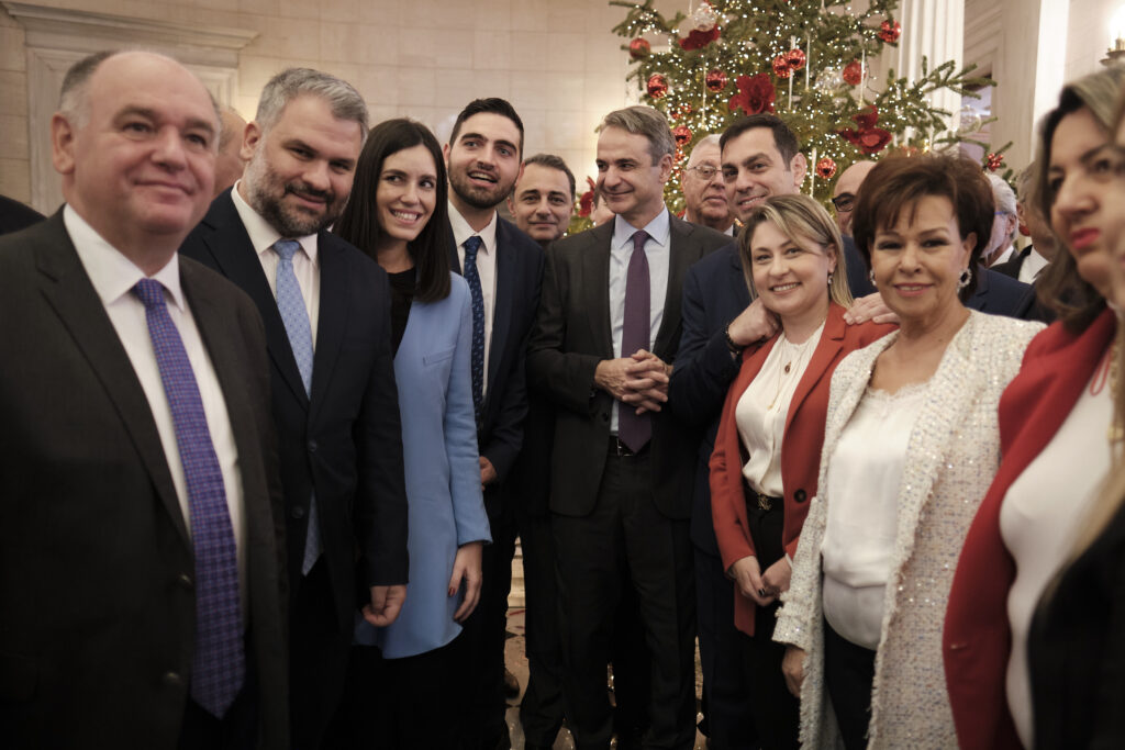 Συνάντηση Μητσοτάκη με βουλευτές της ΝΔ: Ευχές, λήψεις, τσικουδιές και πολιτικά μηνύματα (φωτογραφίες) 42 Συνάντηση Μητσοτάκη με βουλευτές της ΝΔ: Ευχές, λήψεις, τσικουδιές και πολιτικά μηνύματα (φωτογραφίες)