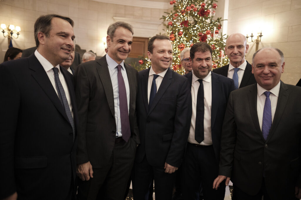 Συνάντηση Μητσοτάκη με βουλευτές της ΝΔ: Ευχές, λήψεις, τσικουδιές και πολιτικά μηνύματα (φωτογραφίες) 40 Συνάντηση Μητσοτάκη με βουλευτές της ΝΔ: Ευχές, λήψεις, τσικουδιές και πολιτικά μηνύματα (φωτογραφίες)