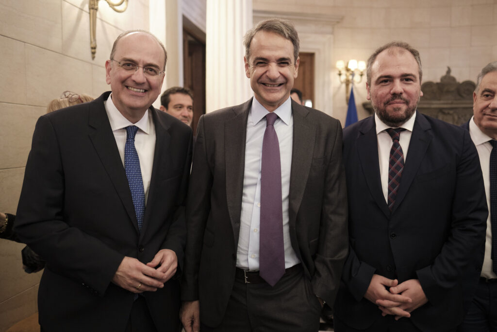 Συνάντηση Μητσοτάκη με βουλευτές της ΝΔ: Ευχές, λήψεις, τσικουδιές και πολιτικά μηνύματα (φωτογραφίες) 41 Συνάντηση Μητσοτάκη με βουλευτές της ΝΔ: Ευχές, λήψεις, τσικουδιές και πολιτικά μηνύματα (φωτογραφίες)