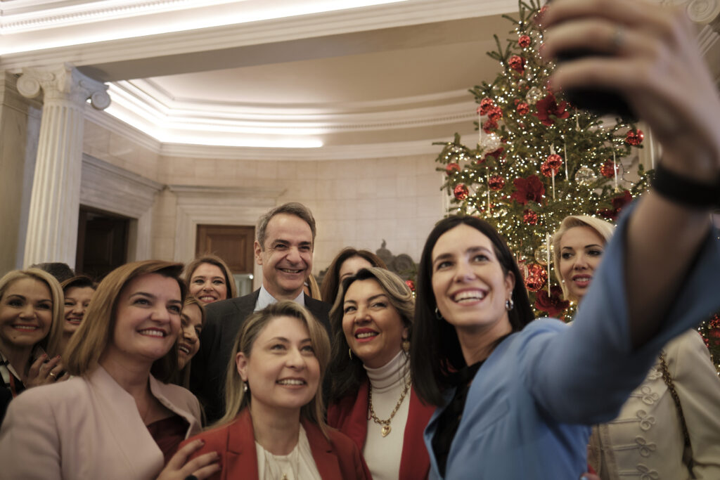 Συνάντηση Μητσοτάκη με βουλευτές της ΝΔ: Ευχές, λήψεις, τσικουδιές και πολιτικά μηνύματα (φωτογραφίες) 43 Συνάντηση Μητσοτάκη με βουλευτές της ΝΔ: Ευχές, λήψεις, τσικουδιές και πολιτικά μηνύματα (φωτογραφίες)