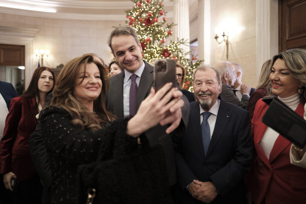 Συνάντηση Μητσοτάκη με βουλευτές της ΝΔ: Ευχές, λήψεις, τσικουδιές και πολιτικά μηνύματα (φωτογραφίες) 44 Συνάντηση Μητσοτάκη με βουλευτές της ΝΔ: Ευχές, λήψεις, τσικουδιές και πολιτικά μηνύματα (φωτογραφίες)