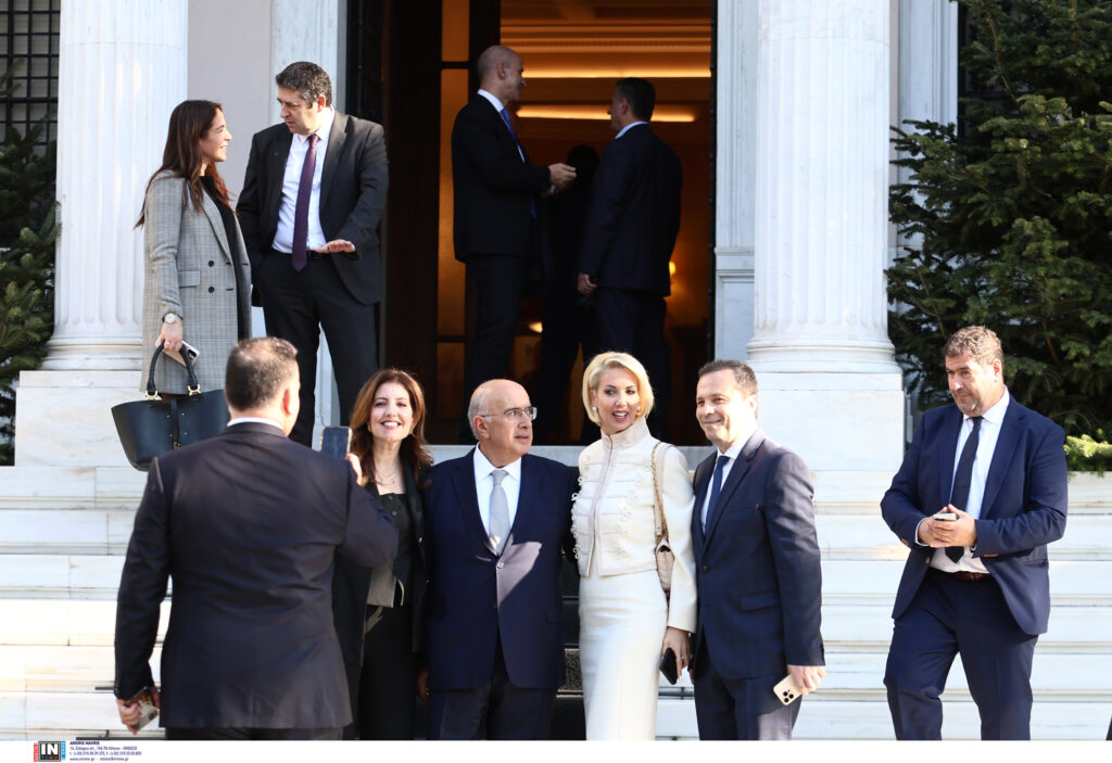 Συνάντηση Μητσοτάκη με βουλευτές της ΝΔ: Ευχές, λήψεις, τσικουδιές και πολιτικά μηνύματα (φωτογραφίες) 45 Συνάντηση Μητσοτάκη με βουλευτές της ΝΔ: Ευχές, λήψεις, τσικουδιές και πολιτικά μηνύματα (φωτογραφίες)