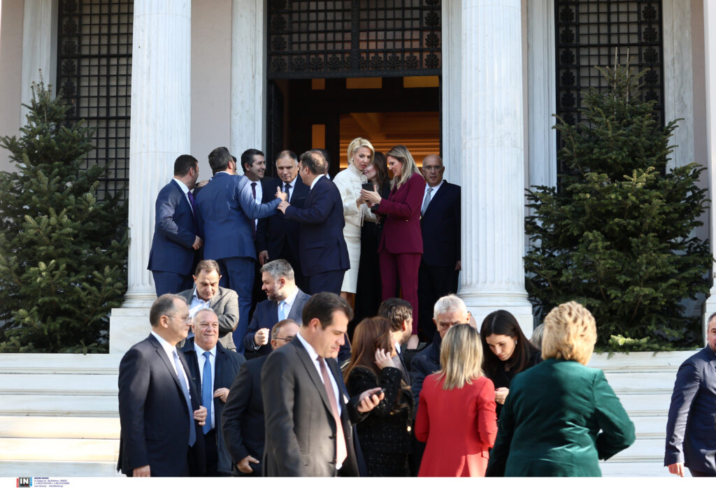 Συνάντηση Μητσοτάκη με βουλευτές της ΝΔ: Ευχές, λήψεις, τσικουδιές και πολιτικά μηνύματα (φωτογραφίες) 46 Συνάντηση Μητσοτάκη με βουλευτές της ΝΔ: Ευχές, λήψεις, τσικουδιές και πολιτικά μηνύματα (φωτογραφίες)