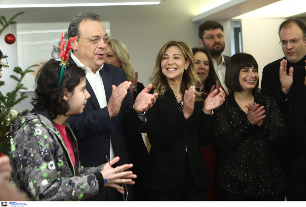 Τα κάλαντα από το Σωματείο Γονέων ΑμΕΑ «Νίκη» στον επικεφαλής του ΣΥΡΙΖΑ Σ. Φάμελλο 6 Τα κάλαντα από το Σωματείο Γονέων ΑμΕΑ «Νίκη» στον επικεφαλής του ΣΥΡΙΖΑ Σ. Φάμελλο