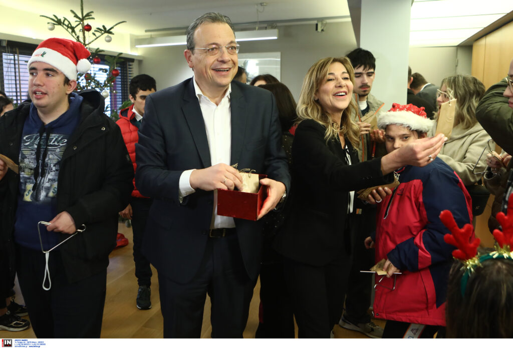 Τα κάλαντα από το Σωματείο Γονέων ΑμΕΑ «Νίκη» στον επικεφαλής του ΣΥΡΙΖΑ Σ. Φάμελλο 9 Τα κάλαντα από το Σωματείο Γονέων ΑμΕΑ «Νίκη» στον επικεφαλής του ΣΥΡΙΖΑ Σ. Φάμελλο