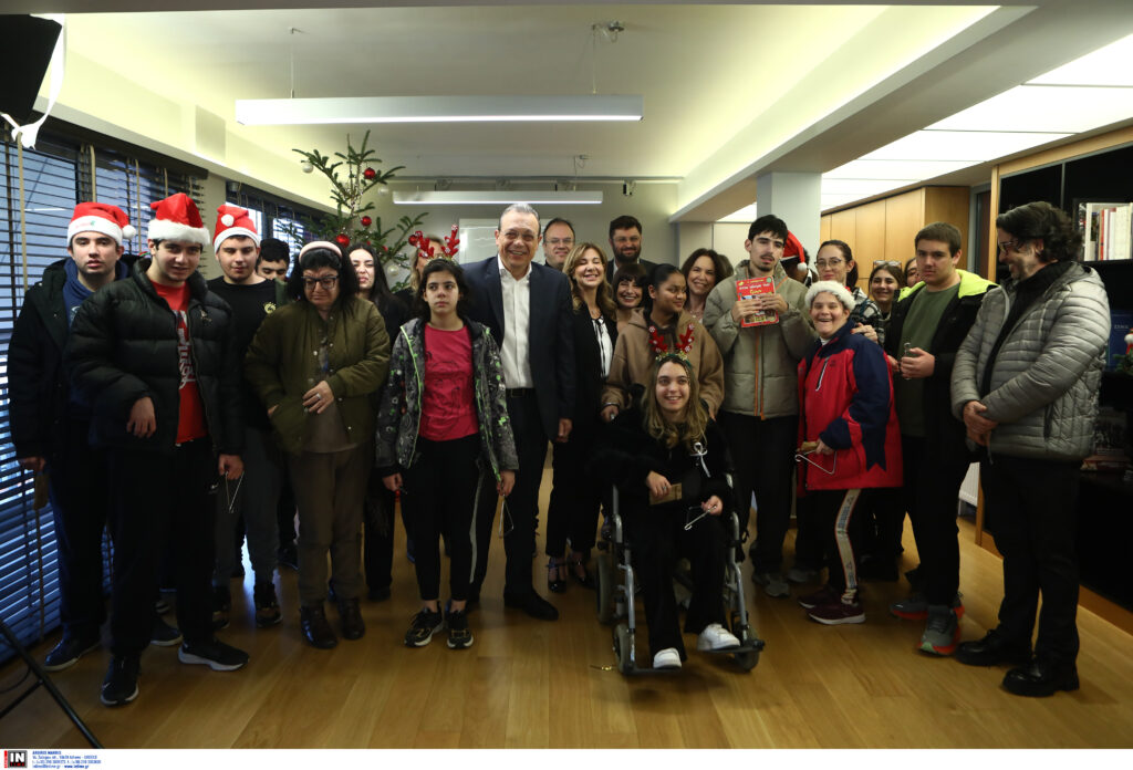 Τα κάλαντα από το Σωματείο Γονέων ΑμΕΑ «Νίκη» στον επικεφαλής του ΣΥΡΙΖΑ Σ. Φάμελλο 10 Τα κάλαντα από το Σωματείο Γονέων ΑμΕΑ «Νίκη» στον επικεφαλής του ΣΥΡΙΖΑ Σ. Φάμελλο