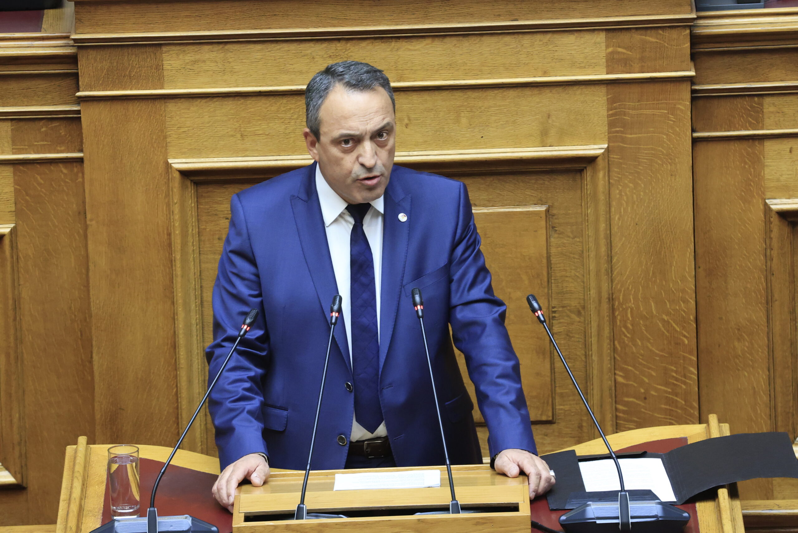 Κατατέθηκε η τροπολογία για την αναστολή της χρηματοδότησης στους Σπαρτιάτες.” → “Κατατέθηκε η τροπολογία για την παύση της χρηματοδότησης στους Σπαρτιάτες