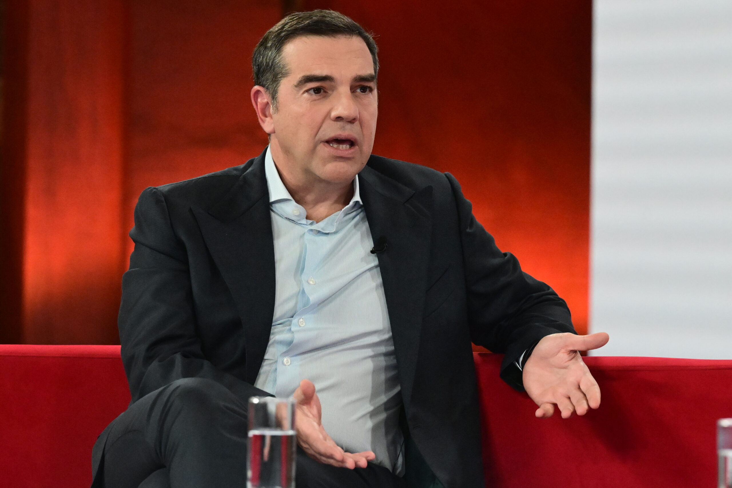 Τσίπρας παρεμβαίνει: Δηλώσεις για Μέρκελ – Επίθεση στο Μέγαρο Μαξίμου