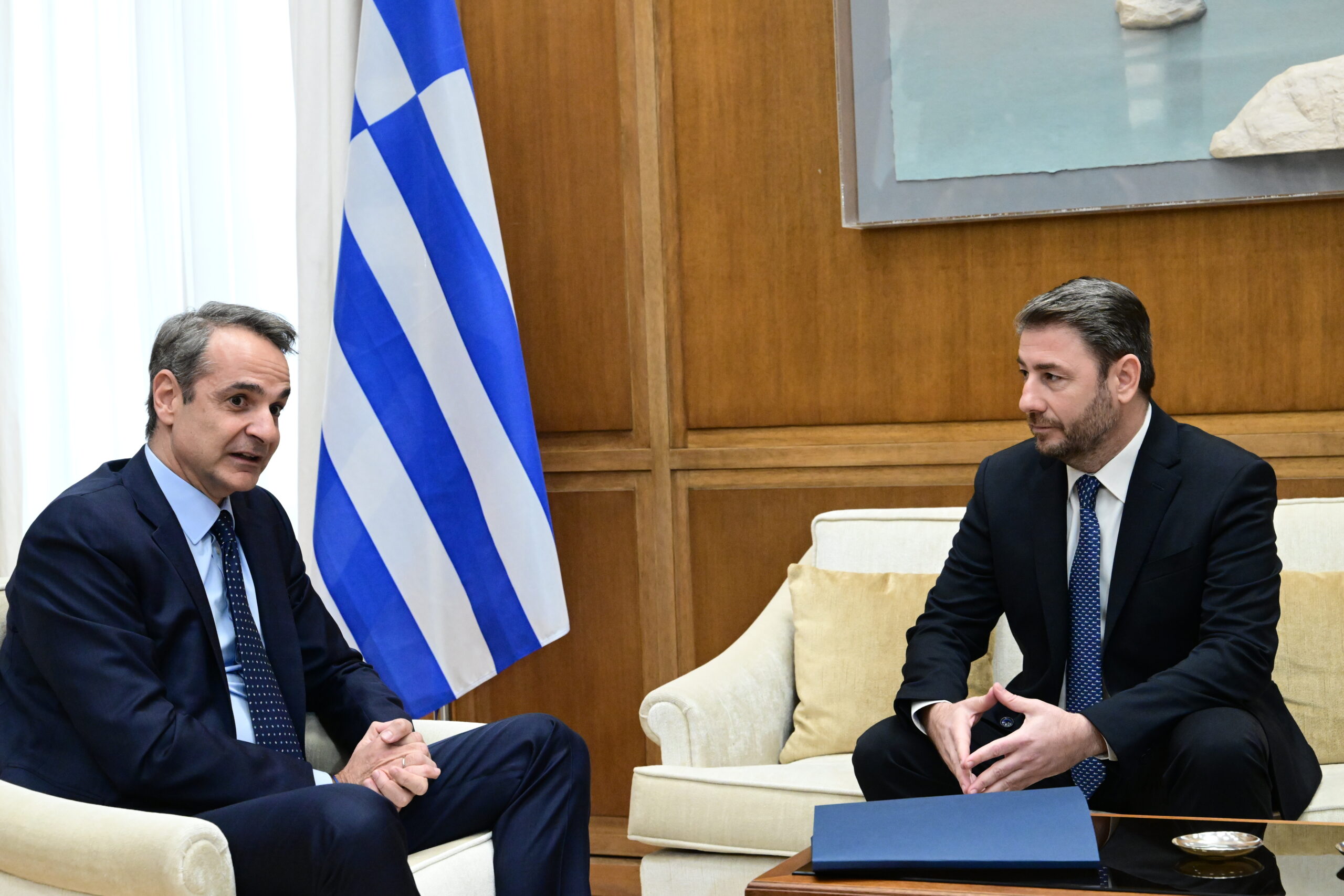 Σε εξέλιξη η συνάντηση Μητσοτάκη – Ανδρουλάκη: Χωρίς ατζέντα η πρώτη κατ’ ιδίαν επαφή από το 2021