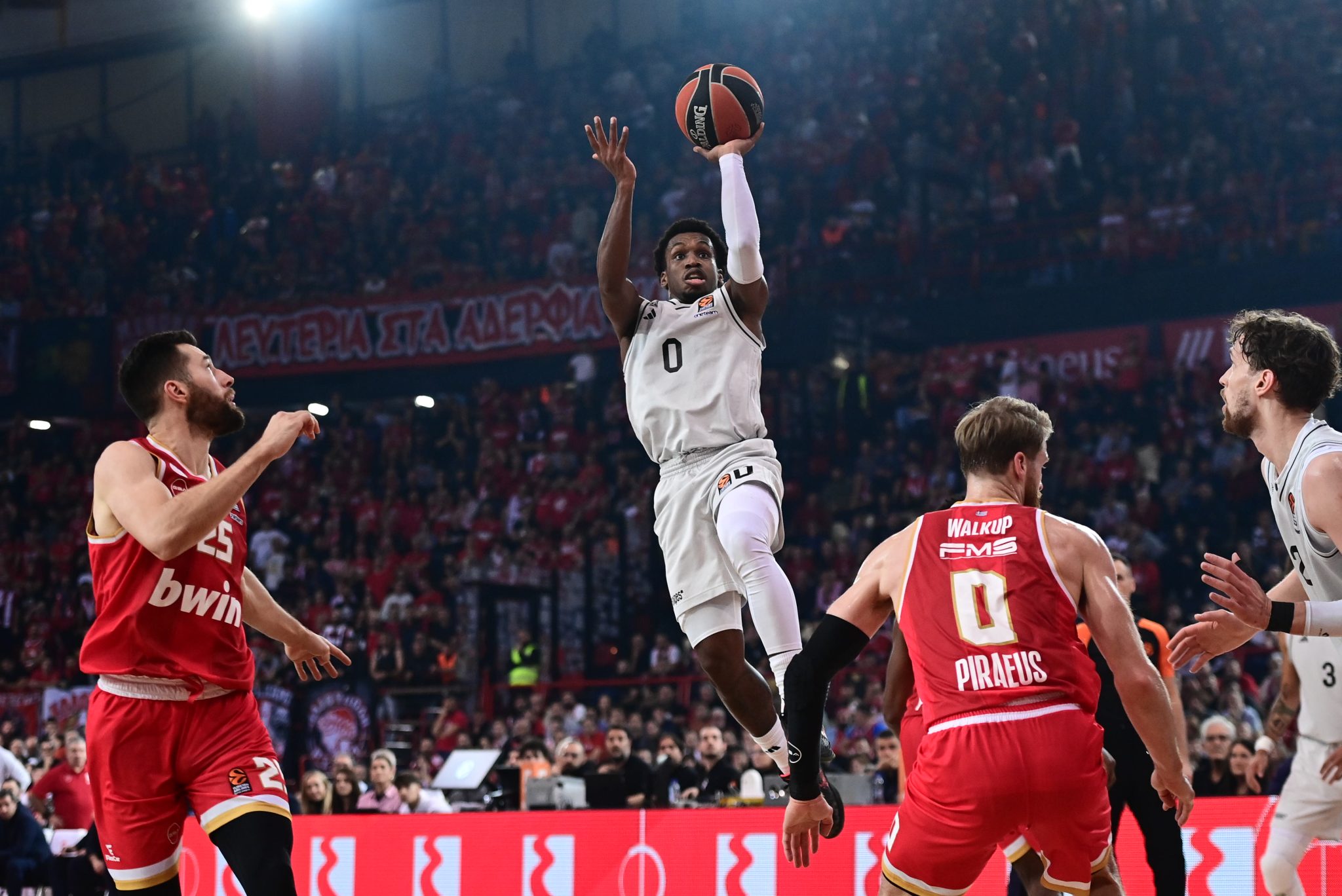 Ο Ολυμπιακός αντεπίθεσε από το -20, αλλά η Παρί νίκησε στο ΣΕΦ