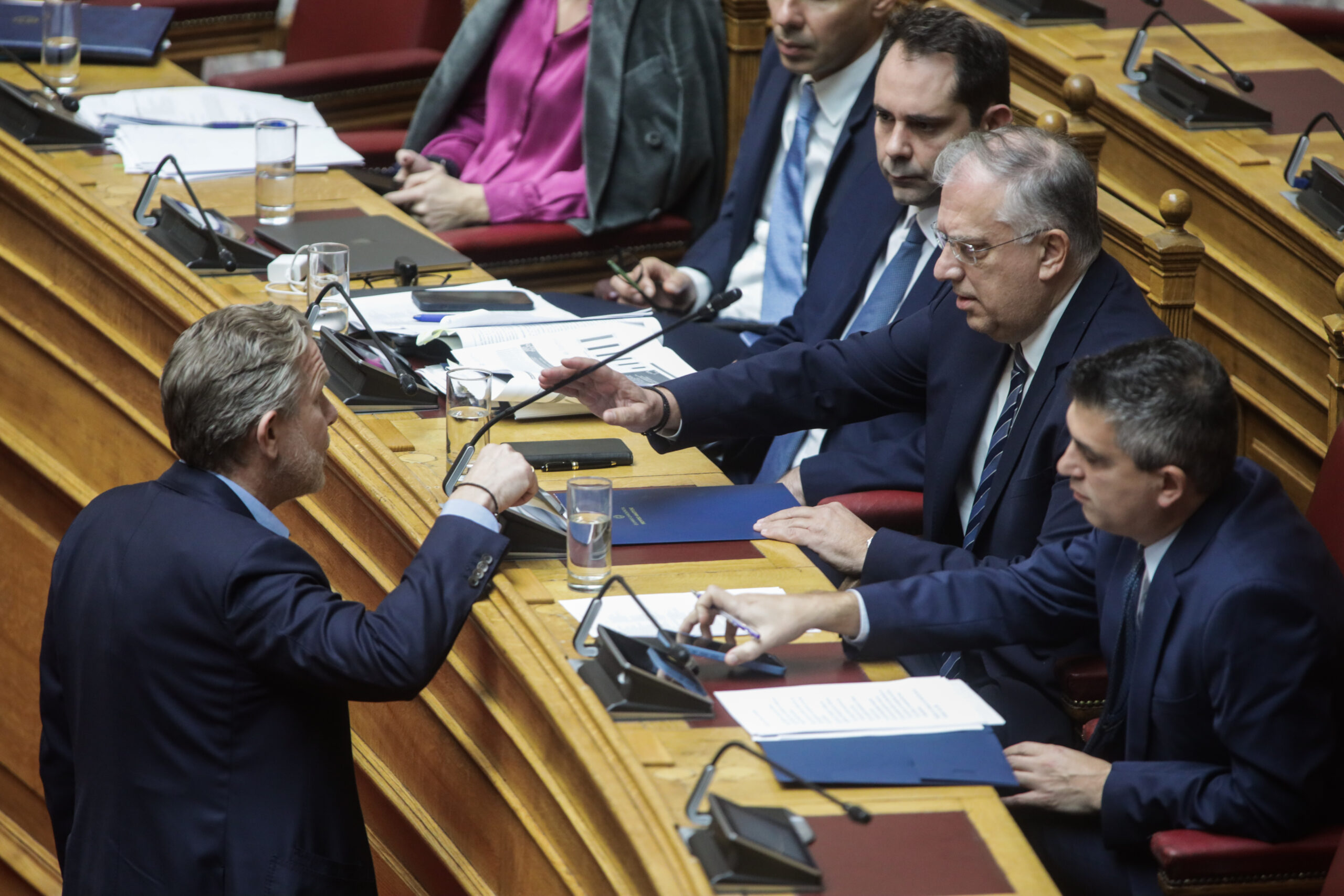 Δεύτερη ημέρα συζήτησης σχετικά με τον Προϋπολογισμό στη Βουλή – Υψηλοί τόνοι μεταξύ σε Γερουλάνο και Θεοδωρικάκο