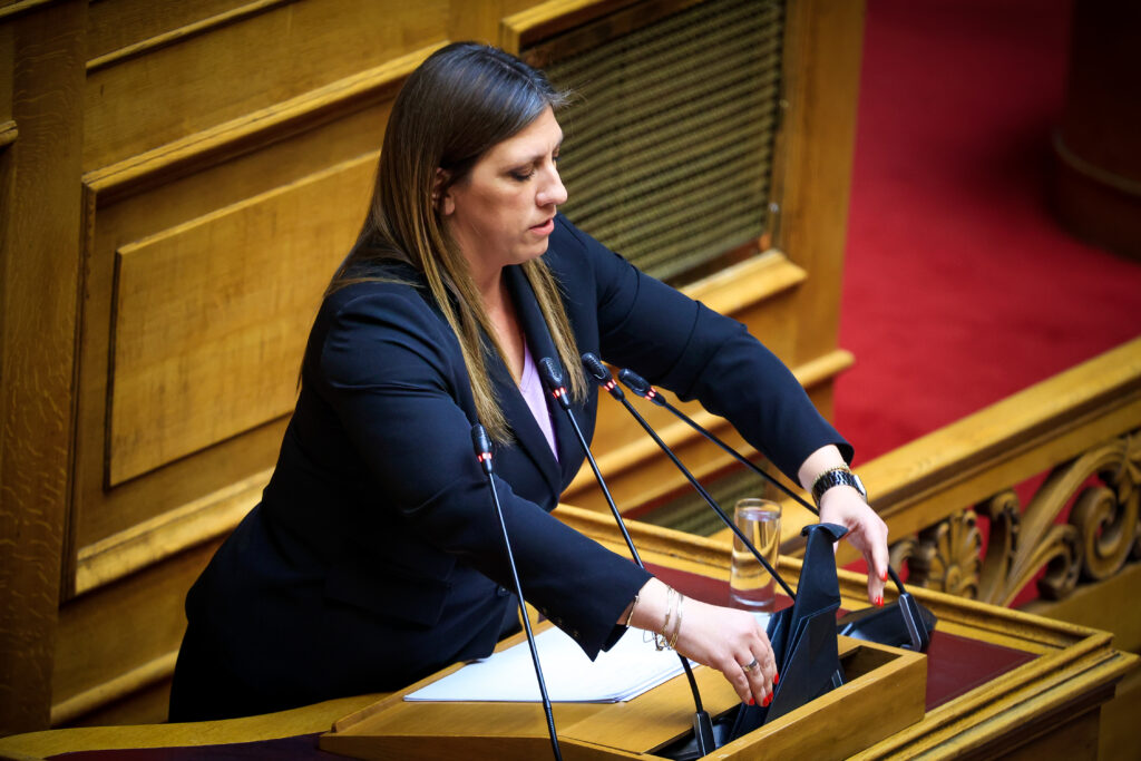 Η Ζωή Κωνσταντοπούλου άφησε ένα σκοτεινό κοράκι στο βήμα της Βουλής – Δείτε εικόνες